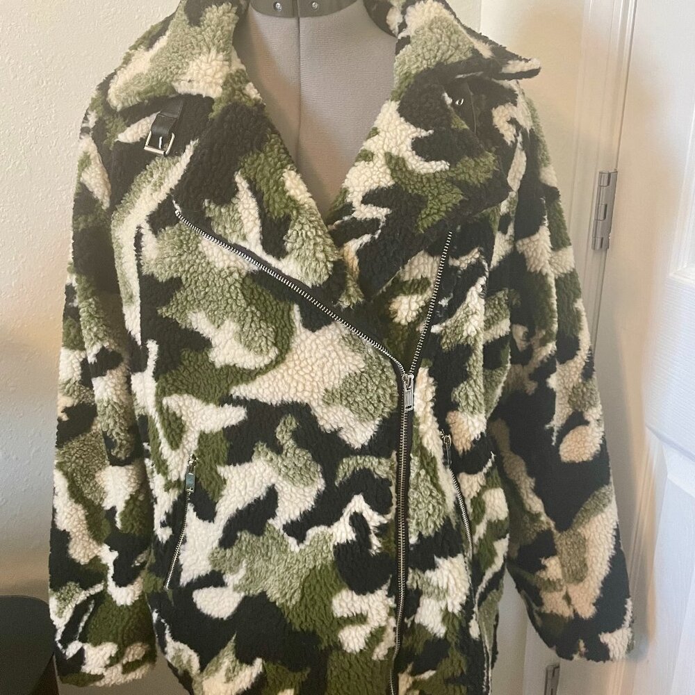 Urban Outfitters Womens Winter Pretty Little Thing Camo Coat Size 8 NWOT